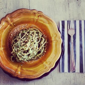 spaghetti integrali al pesto vegan di zucchine
